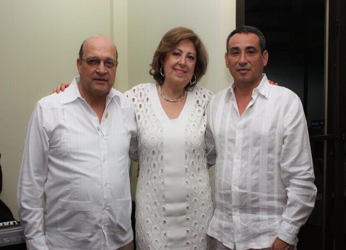 Exaltados con la Distinción Paul Harris por su activa participación en las actividades, Alberto Tres Palacios y Hernando Muñoz, con la past President Claudia Olave de Rivera.